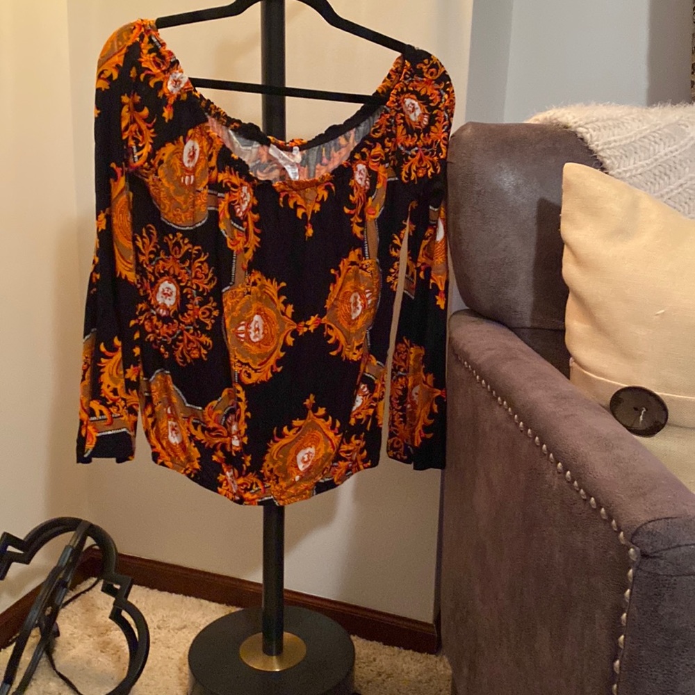Venus Women’s off-the-shoulder fashion blouse with Paisley design.